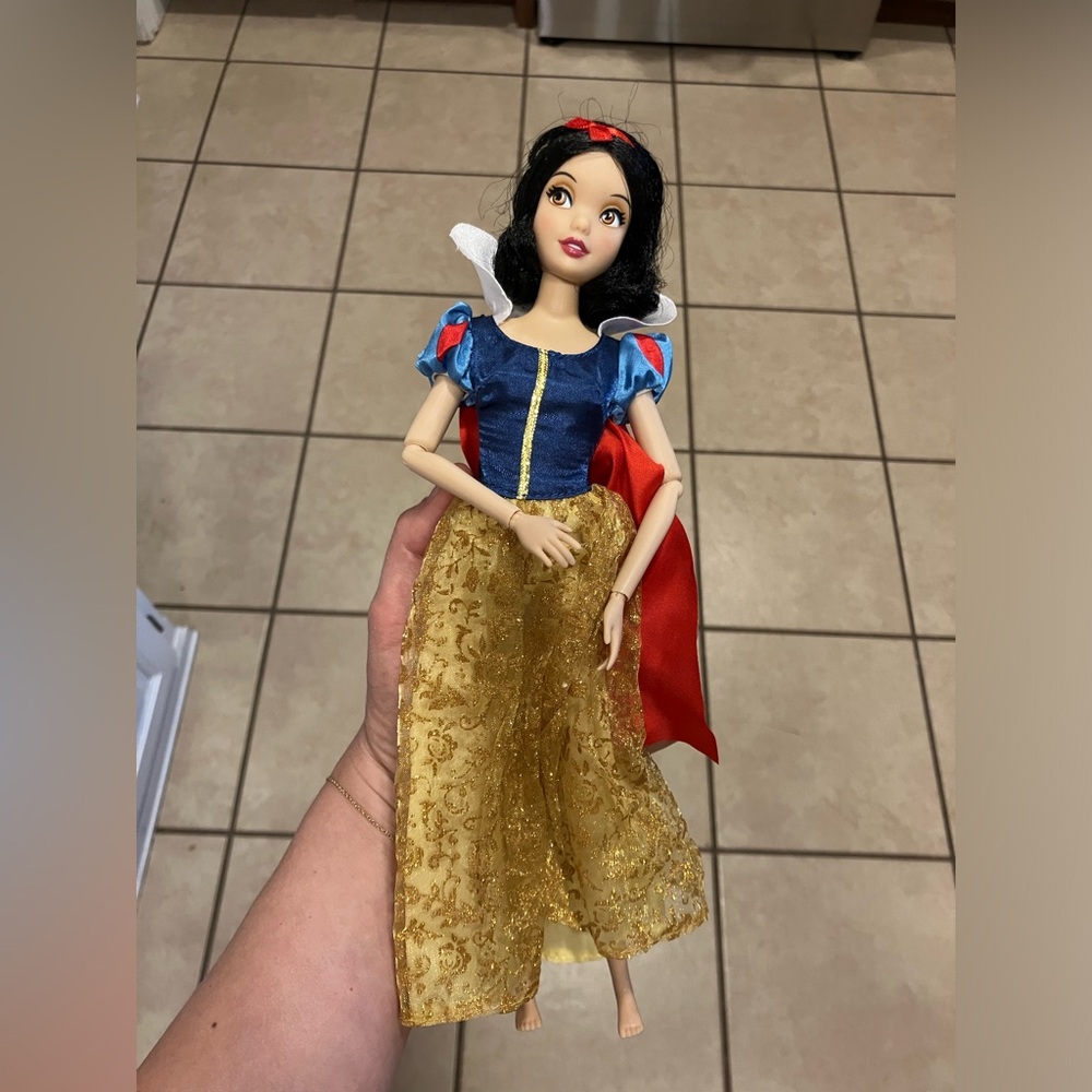 Disney Snow White Princess Doll Red Cape Gold Dress